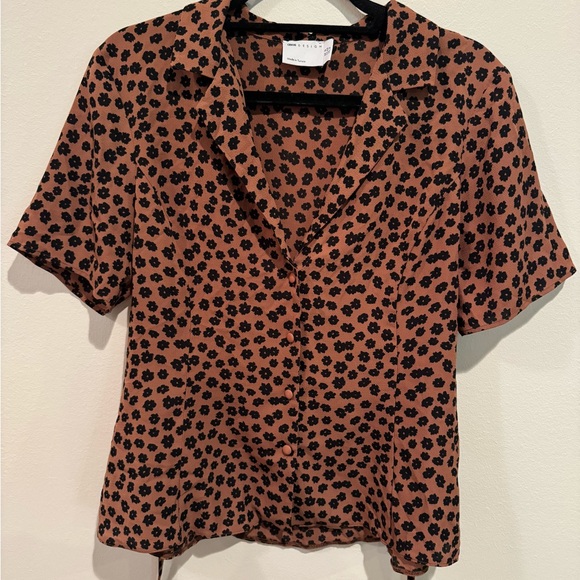 ASOS DESIGN collared button front blouse with tie back detail Size US 12 - Picture 3 of 4